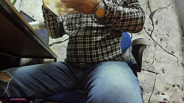 Snapshot of Maxi_TheBigDaddy chatting on 11/27/25, 05:15 Maxi TheBigDaddy online show from 11/27/25, 05:15