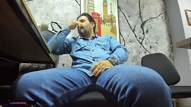 Snapshot of Maxi_TheBigDaddy chatting on 12/16/25, 03:39 Maxi TheBigDaddy online show from 12/16/25, 03:39