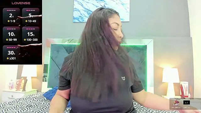 Snapshot of Lauralove_69 chatting on 10/24/25, 06:37 Lauralove 69 online show from 10/24/25, 06:37