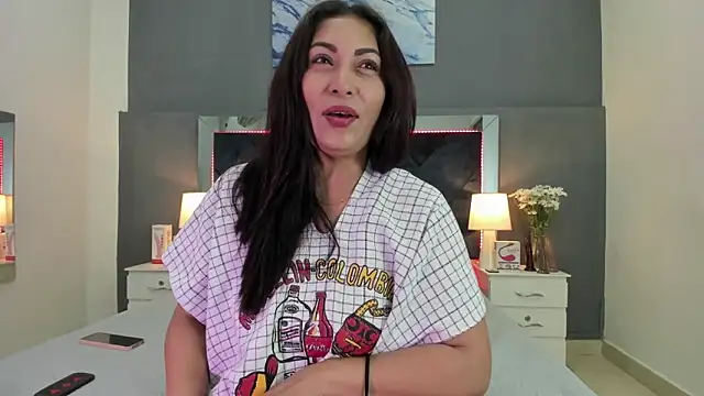 Snapshot of Lauralove_69 chatting on 11/19/25, 01:00 Lauralove 69 online show from 11/19/25, 01:00