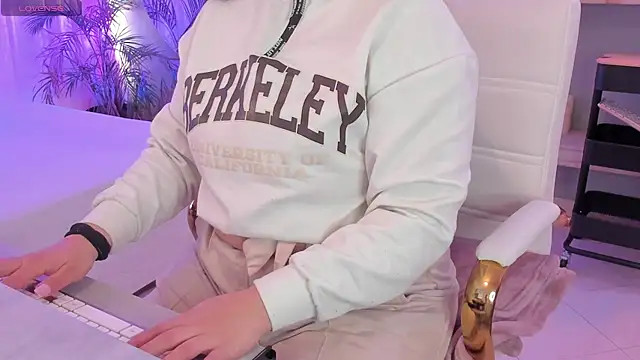 scarlet miller1 online show from 11/11/25, 12:38