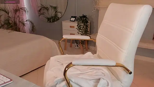 scarlet miller1 online show from 11/21/25, 12:04