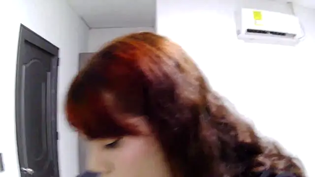 Snapshot of Violetacam_05 chatting on 10/25/25, 11:32 Violetacam 05 online show from 10/25/25, 11:32