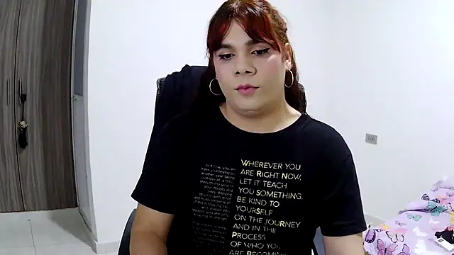 Snapshot of Violetacam_05 chatting on 10/31/25, 08:59 Violetacam 05 online show from 10/31/25, 08:59