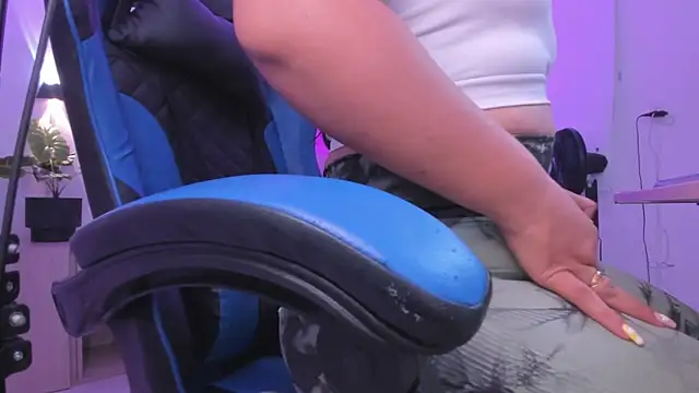 izaro22 online show from 11/18/25, 01:04