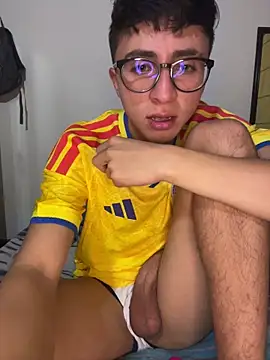 Snapshot of CamiRojas_boy chatting on 06/18/26, 04:57 CamiRojas boy online show from 06/18/26, 04:57