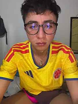 Snapshot of CamiRojas_boy chatting on 06/24/26, 05:17 CamiRojas boy online show from 06/24/26, 05:17