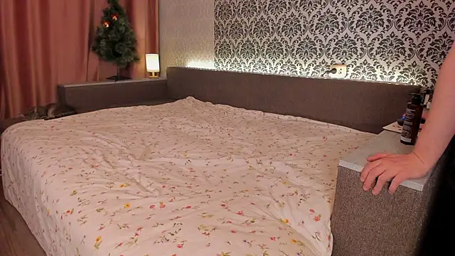 Snapshot of Sweet_p1ays chatting on 12/14/24, 02:12 Sweet p1ays online show from 12/14/24, 02:12