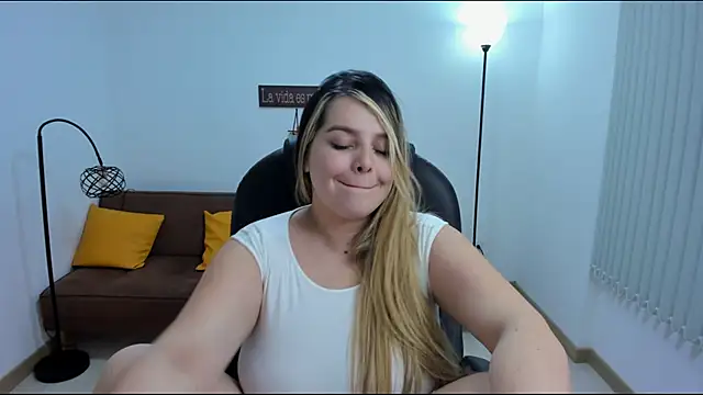 Snapshot of camiilaa1 chatting on 02/08/25, 07:59 camiilaa1 online show from 02/08/25, 07:59