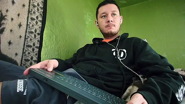 Snapshot of sweet_cock28 chatting on 01/11/25, 03:52 sweet cock28 online show from 01/11/25, 03:52