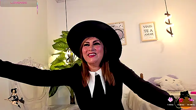 Snapshot of Rachel__Lang chatting on 10/31/25, 09:49 Rachel Lang online show from 10/31/25, 09:49