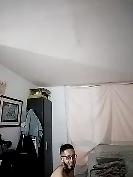 Snapshot of leo_logan chatting on 12/23/25, 05:27 leo logan online show from 12/23/25, 05:27