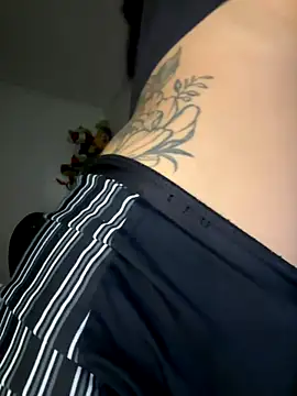 Snapshot of Valery_rhoades chatting on 12/20/25, 05:03 Valery rhoades online show from 12/20/25, 05:03