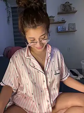 Snapshot of crystal_bunny7 chatting on 12/09/24, 12:23 crystal bunny7 online show from 12/09/24, 12:23