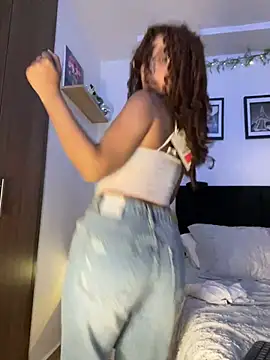 Snapshot of crystal_bunny7 chatting on 02/11/25, 03:18 crystal bunny7 online show from 02/11/25, 03:18