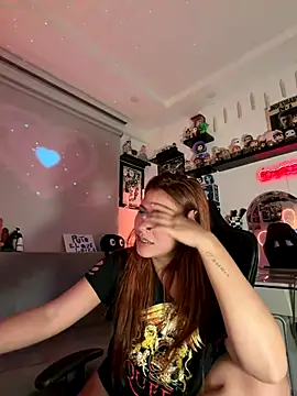 Snapshot of crystal_bunny7 chatting on 12/21/25, 02:51 crystal bunny7 online show from 12/21/25, 02:51