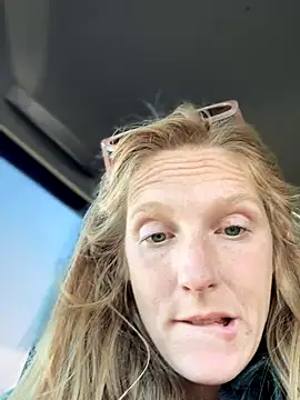 Snapshot of GoldenFlameGoddess chatting on 11/15/25, 10:04 GoldenFlameGoddess online show from 11/15/25, 10:04