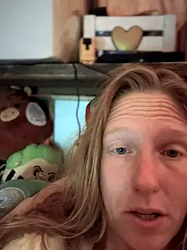 Snapshot of GoldenFlameGoddess chatting on 11/26/25, 03:35 GoldenFlameGoddess online show from 11/26/25, 03:35