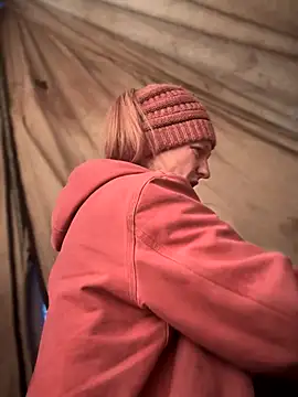 Snapshot of GoldenFlameGoddess chatting on 12/17/25, 04:35 GoldenFlameGoddess online show from 12/17/25, 04:35