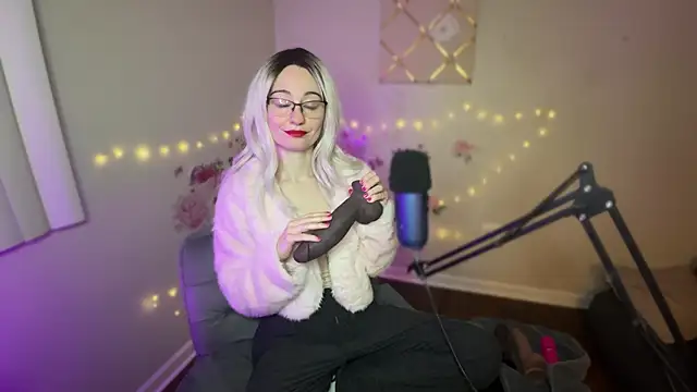 Snapshot of Starr1123 chatting on 12/04/25, 01:15 Starr1123 online show from 12/04/25, 01:15