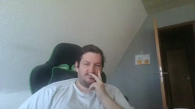 Snapshot of Golffahrer1982 chatting on 11/12/25, 09:32 Golffahrer1982 online show from 11/12/25, 09:32