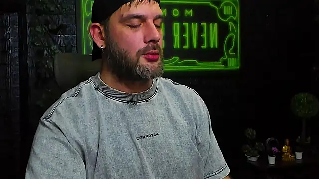 Snapshot of LexXHardy chatting on 11/13/25, 08:08 LexXHardy online show from 11/13/25, 08:08