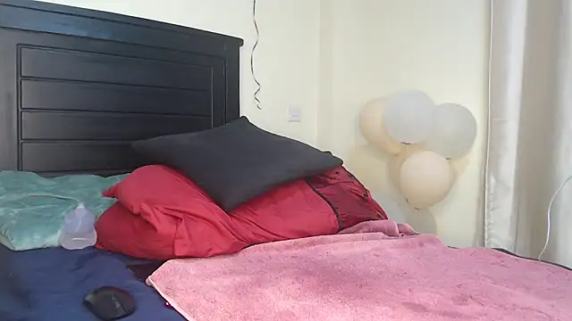 Snapshot of NIKKIE_LOVE chatting on 02/13/25, 04:00 NIKKIE LOVE online show from 02/13/25, 04:00