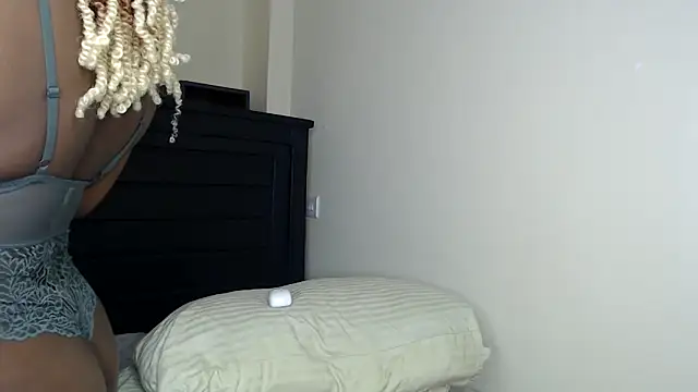 Snapshot of NIKKIE_LOVE chatting on 02/28/26, 08:59 NIKKIE LOVE online show from 02/28/26, 08:59