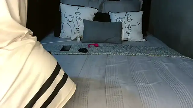 CURVEYDOLLXX online show from 11/25/25, 08:36