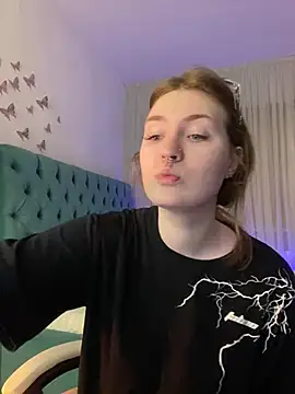 Snapshot of _Chlo__e chatting on 03/07/25, 10:43 Chlo e online show from 03/07/25, 10:43