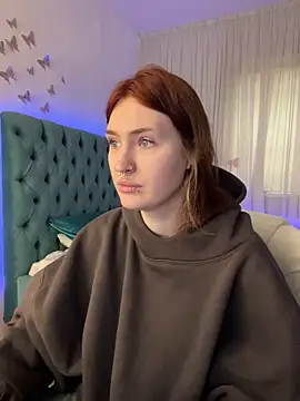 Snapshot of _Chlo__e chatting on 10/19/25, 10:49 Chlo e online show from 10/19/25, 10:49