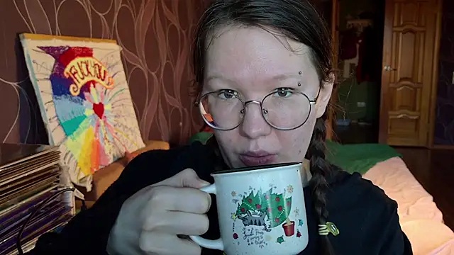 Snapshot of MiriamOr chatting on 12/15/25, 08:51 MiriamOr online show from 12/15/25, 08:51