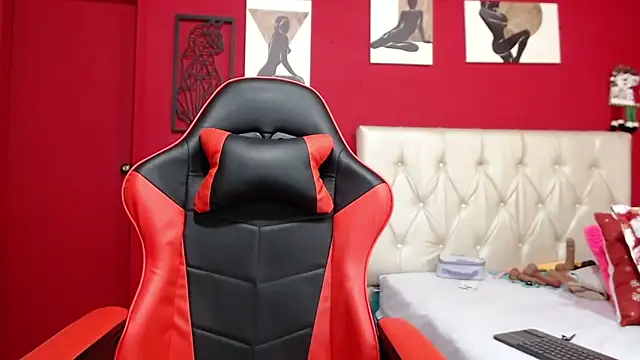 Snapshot of Rebecca_Milf chatting on 12/14/25, 12:10 Rebecca Milf online show from 12/14/25, 12:10