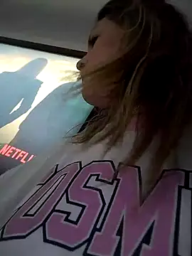 Snapshot of Mia_Hampton chatting on 12/21/24, 08:00 Mia Hampton online show from 12/21/24, 08:00