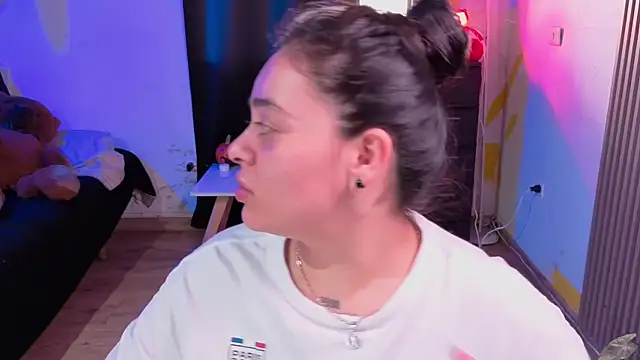 Cuttiealice online show from 11/17/25, 01:28