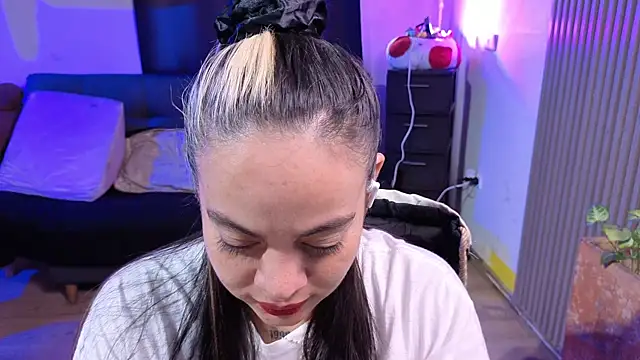 Cuttiealice online show from 12/16/25, 01:05