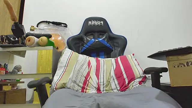 Snapshot of hugeeblackcock chatting on 11/08/25, 07:23 hugeeblackcock online show from 11/08/25, 07:23