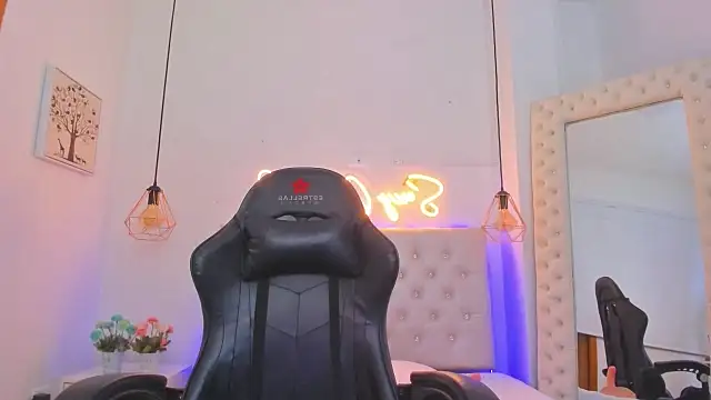 Snapshot of xiomara__cortes chatting on 02/04/25, 01:23 xiomara cortes online show from 02/04/25, 01:23