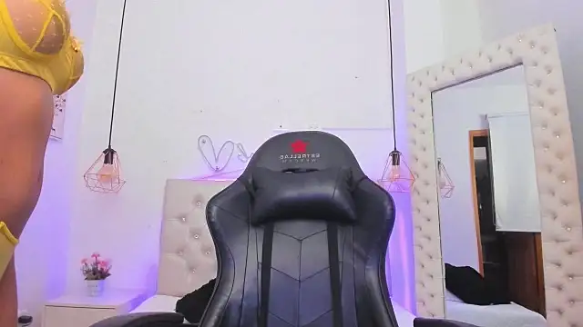 Snapshot of xiomara__cortes chatting on 02/18/25, 07:30 xiomara cortes online show from 02/18/25, 07:30