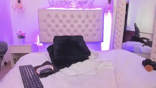 Snapshot of xiomara__cortes chatting on 02/28/25, 04:32 xiomara cortes online show from 02/28/25, 04:32