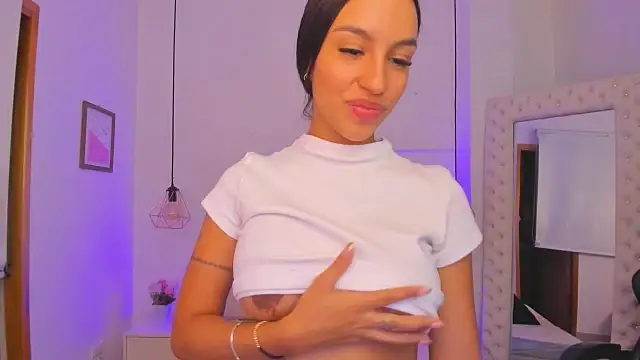 Snapshot of xiomara__cortes chatting on 02/28/25, 07:25 xiomara cortes online show from 02/28/25, 07:25