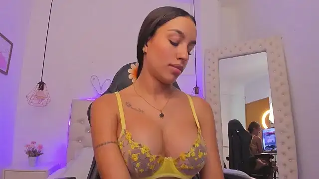 Snapshot of xiomara__cortes chatting on 03/04/25, 01:12 xiomara cortes online show from 03/04/25, 01:12