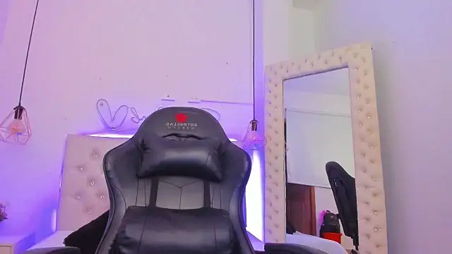 Snapshot of xiomara__cortes chatting on 03/20/25, 10:18 xiomara cortes online show from 03/20/25, 10:18