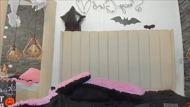 Snapshot of xiomara__cortes chatting on 10/30/25, 12:56 xiomara cortes online show from 10/30/25, 12:56