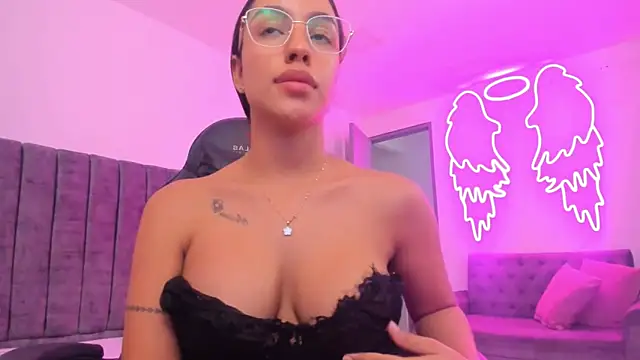 Snapshot of xiomara__cortes chatting on 11/25/25, 01:05 xiomara cortes online show from 11/25/25, 01:05