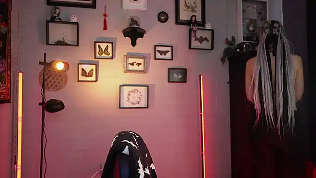 Snapshot of insania_9999_ chatting on 02/25/26, 04:05 insania 9999 online show from 02/25/26, 04:05