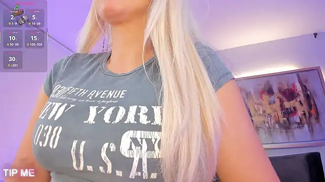 Snapshot of SophieBarnett chatting on 10/13/25, 11:05 SophieBarnett online show from 10/13/25, 11:05