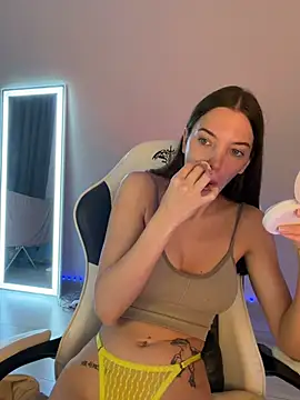 julia fly online show from 04/14/26, 03:45