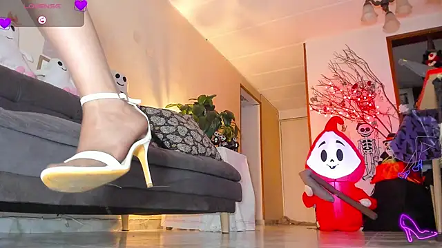 Snapshot of charlize_legs chatting on 10/10/25, 11:15 charlize legs online show from 10/10/25, 11:15