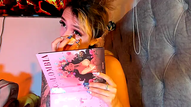 Snapshot of Sabrina_Cole chatting on 12/19/25, 04:08 Sabrina Cole online show from 12/19/25, 04:08